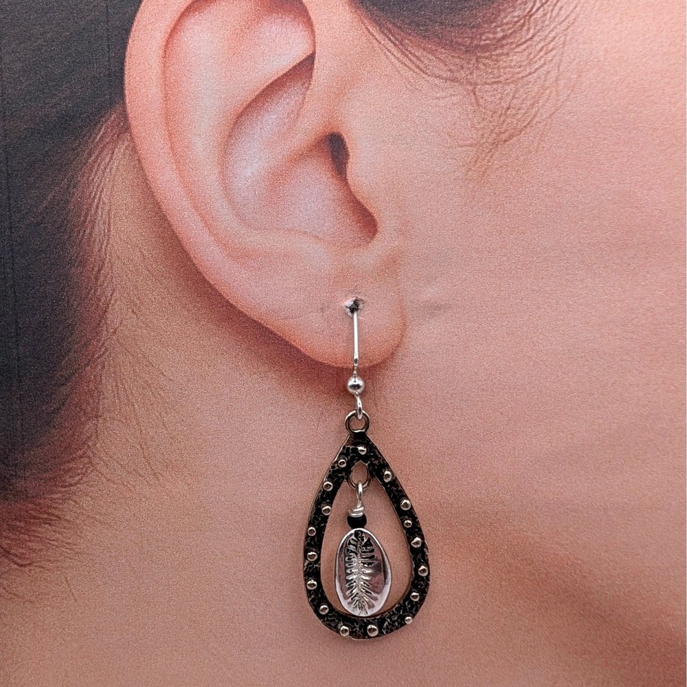 SAKI Silver Tone Hammered Teardrop Leaf Dangle Earrings Black Bead Accent Boho